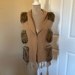 Romeo & Juliet Couture large Tan Knit Vest with Faux Fur Accents